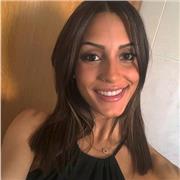 Me defino una persona muy organizada, responsable, paciente y polivalente. Soy muy alegre, y me apasiona enseñar y ayudar a los demás. Quiero dar clases sobre todo a jóvenes y niños que están en su proceso de aprendizaje, aquellos que tengan dudas o les s